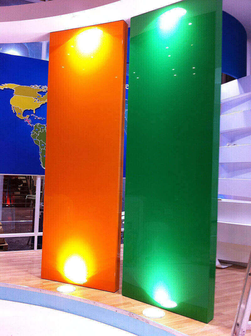 Kiállítási stand részlet barrisol fólia elemmel. Feszített fólia fényes 3D kereten. Fényes fóliával, spot kiemeléssel. Dusseldorf.