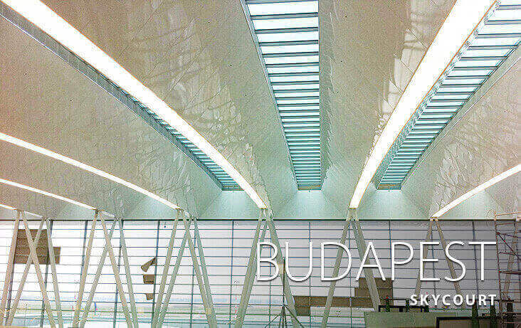 Feszített fóliás világítás kivitelezés közben. Budapest Airport feszített fóliás bevilágítása kivitelezés közben. A dalis rendszer 4500 elektronikus fénycsöves előtétet szabályoz.