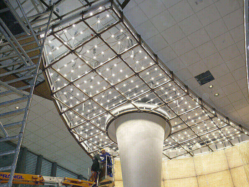 LED-panel beépítés. Kempinski Hotel lobby mennyezet világítás szerkezete.