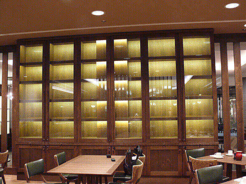 Kempinski hotel lobby világítás és étterem vitrin világítás. Kempinski Hotel lobby és éttermi részek megújítása, ledszalagos szekrényvilágítás beépítése.