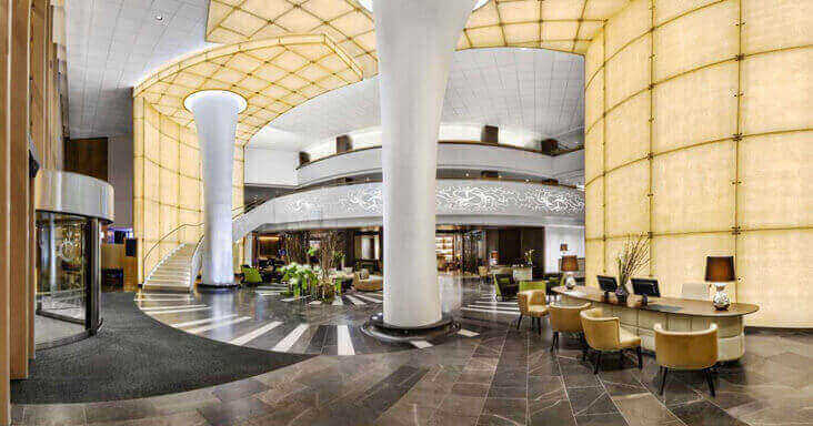 Kempinski lobby ledes világítása. Kempinski lobby világítás igazi kihívás volt. Nagy felületen nagyteljesítményű LED-ekkel dolgoztunk, kihívás volt a zavarvédelem.