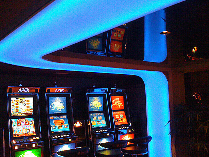 Barrisol RGB LED világítás. Barrisol feszített fóliás világítás kaszinóban, oldalró bevilágító RGB ledszalagokkal. Merkur Kaszino 2009.