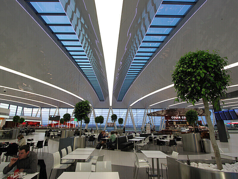 Barrisol világítás a SkyCourt mennyezetén. Barrisol a Budapest Airport mennyezetén. A SkyCourt világítását 14 darab 70 méteres dali vezérlésű fénycsöves Barrisol csík adja.