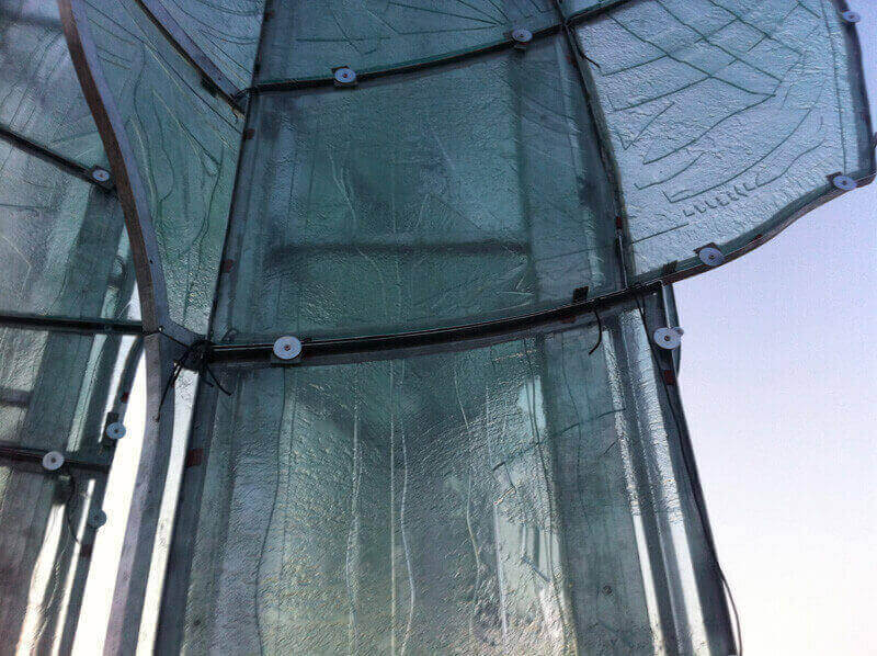 Vadkörtefa – öntött üveglapok ragasztása. Vadkörtefa – öntött üveglapok ragasztása, ledszalag beépítését követően. Zene és fény kapcsolata.